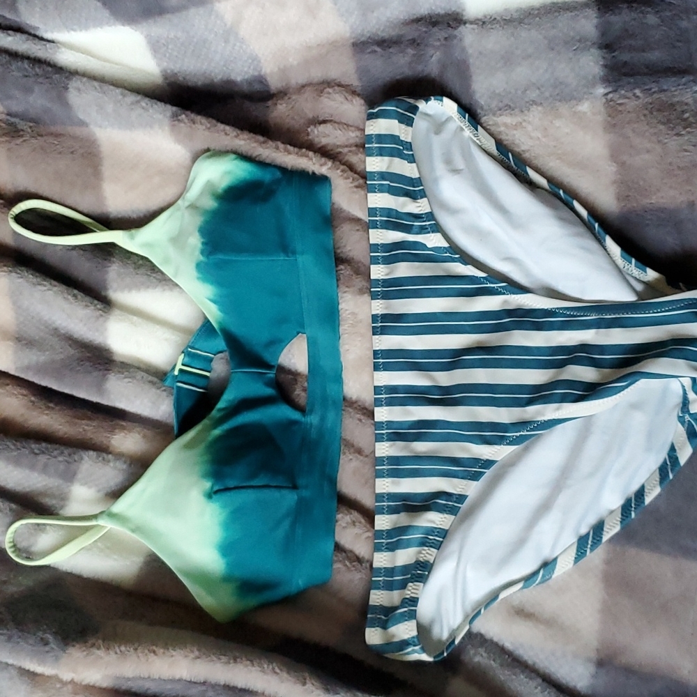 Old Navy swimsuit with key hole